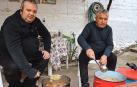 Luis Alberto González Medrano (izda.)  y Vicente Campo Alegría prepararon ayer puchero de Lodosa en su forma más tradicional /