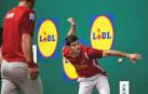 José Javier Zabaleta golpea a una pelota en presencia de Elordi en el pasado San Fermín /