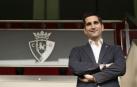 Rafa Sáenz, director financiero de Osasuna, en la zona del palco de El Sadar antes de la entrevista con Diario de Navarra