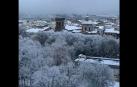 La ciudad amanecido blanca tras una nevada que se anticipa al invierno