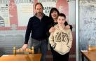 En la imagen, José Luis Lara (segunda generación de la familia fundadora), Larraitz Echabe (titular del negocio) y el hijo de José Luis, Gorka Lara, joven promesa de la familia hostelera.