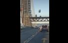 Imagen del vídeo, del momento en el que el retrete cae sobre la calzada del puente del Centenario de Sevilla