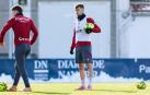 Aimar Oroz espera su turno junto a Kike Barja en un momento del entrenamiento de Osasuna este viernes, 21 de noviembre, en Tajonar /