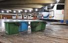Cubos para recoger las goteras en las dársenas de la estación de autobuses en una imagen de archivo /