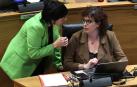 Los portavoces de EH Bildu y PSN, Laura Aznal y Ainhoa Unzu, en el Parlamento, durante una sesión plenaria