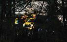Los servicios de Emergencias y la Guardia Civil, en el exterior de la mina donde se ha producido el accidente