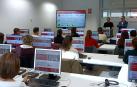 El consejero de Universidad, Innovación y Transformación Digital, Juan Luis García, asiste a la primera prueba para obtener la nueva certificación oficial en competencias digitales
