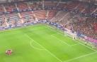 La decepción de Osasuna contra la Real Sociedad, tras una derrota que le deja al borde del descenso, ha generado una escena llamativo entre los cánticos de apoyo de Graderío Sur: una parte de los jugadores se ha reunido para hacer una especie de conjura antes de marcharse a los vestuarios