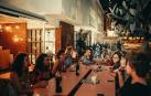 Varias personas en un restaurante