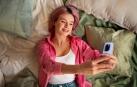 Una joven haciéndose un selfie
