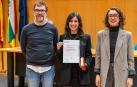 La navarra Anne Fulgencio posa junto al diploma de mejor TFG de la Universidad de La Rioja
