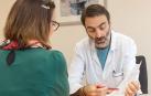 El Dr. Ruiz Zambrana atiende a una paciente en la consulta del Departamento de Ginecología y Obstetricia de la Clínica Universidad de Navarra.