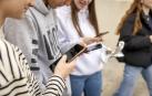 Un grupo de adolescentes consulta sus teléfonos móviles durante el recreo, en el colegio FEC-Vedruna de Pamplona.