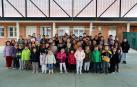Los escolares del colegio público de Villatuerta posan en el patio en el tiempo de recreo.