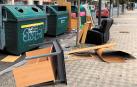 Muebles abandonados junto a una isla de contenedores en la calle río Queiles, en la plaza de la Pamplonesa /