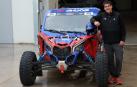 El piloto navarro Marino Zulet junto a su buggy, en la nave de Autocaravanas Aixa