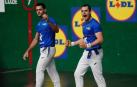 Unai Laso celebra la victoria jnto con Jon Ader Albisu.