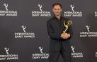 El actor español Oriol Pla sostiene una estatuilla al ganar como mejor actuación masculina este lunes, en la entrega de los premios Emmy Internacionales en Nueva York