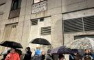 Vecinos concentrados junto al edificio objeto de la polémica