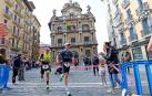 Varios participantes en la Half Triatlón Pamplona de 2023