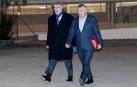 El exsecretario de organización del PSOE, Santos Cerdán (i), junto a su abogado Jacobo Teijelo (d) a su salida de la prisión de Soto del Real