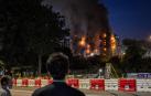 El incendio levanta una densa columna de humo