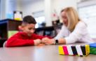 Una especialista de apoyo educativo con un menor con necesidades especiales