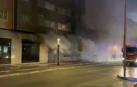Efectivos de bomberos, en el exterior del bazar que se ha incendiado en la Rochapea