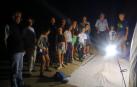 Niños y mayores durante una salida nocturna para localizar y censar mariposas en Sangüesa