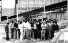 Despedidos de Potasas de Navarra, junto al pozo de Esparza en abril de 1975, en una fotografía publicada en el libro de Vicente Iriarte “Movimiento Obrero en Navarra (1967-1977)” /