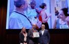 El vicepresidente Taberna y Natalia Herce en la entrega de la distinción a la Persona Voluntaria de Navarra 2025 al cirujano pediátrico Carlos Bardají