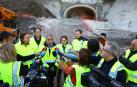 Óscar Chivite atiende a la prensa en una visita al túnel en 2024. A la izquierda, Pedro López