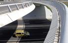 La autovía del Camino (A-12) debajo del arco de Zizur, donde una acera hace de mediana