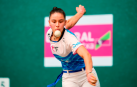 Laia Salsamendi golpea a una pelota.
