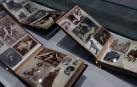 Álbumes con fotos de Colette y diferentes personas importantes en su vida que forman parte de la exposición 'Los Mundos de Colette'