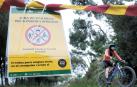 Un cartel alerta de la presencia de peste porcina africana en uno de los accesos al Parque Natural de Collserola, en Barcelona