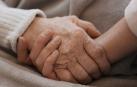 Una nieta se despide de su abuelo