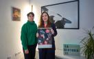 Marta Coronado y Laida Aldaz, con el cartel de Zinetika