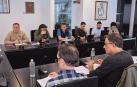 Ediles de UPN y, enfrente, de AINE, Somos Valle y AINE en una sesión anterior.