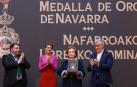 La presidenta del Gobierno de Navarra, María Chivite, entrega la Medalla de Oro a su esposa, Amparo Lusarreta