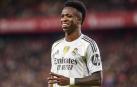 Vinicius Jr. hace el gesto del tres con los dedos en referencia al 0-3 contestando a los cánticos de la grada de San Mamés