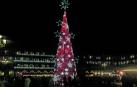 La Plaza Mayor de Madrid, decorada con miles de luces por Navidad.