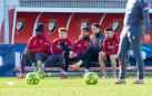 Enzo Boyomo, Víctor Muñoz, Alejandro Catena, Sergio Herrera e Íñigo Arguibide observan el trabajo del resto de compañeros durante la sesión de este martes