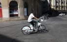Una persona circula en bicicleta por el centro de Pamplona