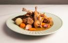 Un plato de carne de conejo en escabeche