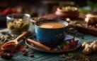 Aunque cada familia india tiene su versión, las especias como cardamomo o clavo pueden añadirse al té chai según el gusto personal, aportando matices más aromáticos