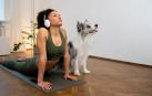 Un perro acompaña a su dueña mientras hace yoga