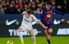 El delantero del FC Osasuna  Víctor Muñoz ante el centrocampista del FC Barcelona Pedri