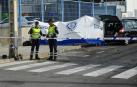 Dos agentes de la Policía Local acordonan la zona donde ha tenido lugar el atropello
