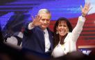 El presidente electo de Chile, el ultraderechista José Antonio Kast, y su esposa, María Pía Adriasola, celebran este domingo, en Santiago (Chile).